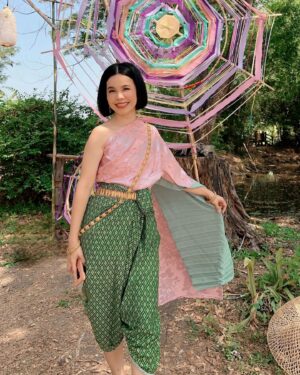 Rungrawan Tonahongsa Instagram - นุ่งห่มสไบแวะมาสวัสดี​ปีใหม่​ไทย🙏​ สุขสันต์​วันสงกรานต์​💦 และสุขสำราญ​ในวันครอบครัว​👨‍👩‍👧‍👦นะคะทุกคน​ #โพสเดียว​ต้องเอาให้คุ้ม😂
