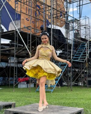 Rungrawan Tonahongsa Instagram - ช่วงนี้สู้ราคาทองไม่ไหว​ งั้นใส่ชุดสีทองไปจะได้จบๆ
แต่ทองแค่ไหนก็สู้พิธีกร​ชายไม่ได้ค่ะ​ รายนั้นอร่าม​ทั้งตัว(เลื่อนดูๆ)​😂😂😂 #แซ่บ​ซิ่ง​อีสาน​ตลาด​แตก​