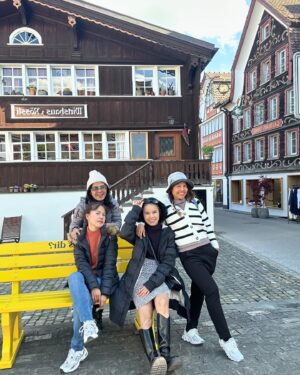 Rungrawan Tonahongsa Instagram - รับแสงยามเช้าพอให้คลายหนาวสักหน่อย #appenzell #steinamrhein #switzerland 🇨🇭