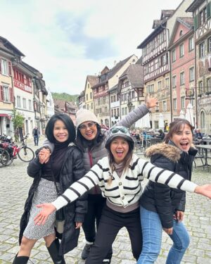 Rungrawan Tonahongsa Instagram - รับแสงยามเช้าพอให้คลายหนาวสักหน่อย #appenzell #steinamrhein #switzerland 🇨🇭