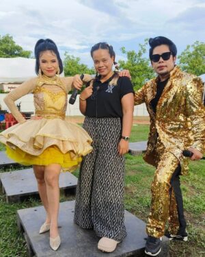 Rungrawan Tonahongsa Instagram - ช่วงนี้สู้ราคาทองไม่ไหว​ งั้นใส่ชุดสีทองไปจะได้จบๆ
แต่ทองแค่ไหนก็สู้พิธีกร​ชายไม่ได้ค่ะ​ รายนั้นอร่าม​ทั้งตัว(เลื่อนดูๆ)​😂😂😂 #แซ่บ​ซิ่ง​อีสาน​ตลาด​แตก​