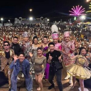 Rungrawan Tonahongsa Instagram - ช่วงนี้สู้ราคาทองไม่ไหว​ งั้นใส่ชุดสีทองไปจะได้จบๆ
แต่ทองแค่ไหนก็สู้พิธีกร​ชายไม่ได้ค่ะ​ รายนั้นอร่าม​ทั้งตัว(เลื่อนดูๆ)​😂😂😂 #แซ่บ​ซิ่ง​อีสาน​ตลาด​แตก​