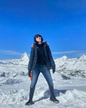 Rungrawan Tonahongsa Instagram - ด้านหลังคือเขา Matterhorn อันเลื่องชื่อ​ที่เป็นยอดแหลมๆนั่นแหละค่ะ ภาพ2 ภาพ3 และ4 จะชัดกว่านี้นะคะเลื่อนดู😂 #matterhorn #switzerland 🇨🇭#2024