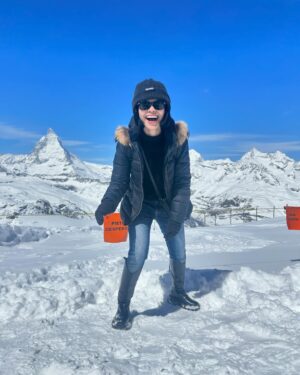 Rungrawan Tonahongsa Instagram - ด้านหลังคือเขา Matterhorn อันเลื่องชื่อ​ที่เป็นยอดแหลมๆนั่นแหละค่ะ ภาพ2 ภาพ3 และ4 จะชัดกว่านี้นะคะเลื่อนดู😂 #matterhorn #switzerland 🇨🇭#2024