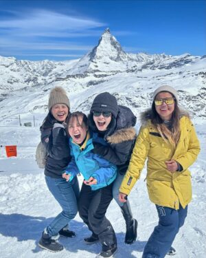 Rungrawan Tonahongsa Instagram - ด้านหลังคือเขา Matterhorn อันเลื่องชื่อ​ที่เป็นยอดแหลมๆนั่นแหละค่ะ ภาพ2 ภาพ3 และ4 จะชัดกว่านี้นะคะเลื่อนดู😂 #matterhorn #switzerland 🇨🇭#2024