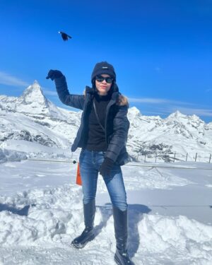 Rungrawan Tonahongsa Instagram - ด้านหลังคือเขา Matterhorn อันเลื่องชื่อ​ที่เป็นยอดแหลมๆนั่นแหละค่ะ ภาพ2 ภาพ3 และ4 จะชัดกว่านี้นะคะเลื่อนดู😂 #matterhorn #switzerland 🇨🇭#2024