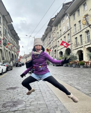 Rungrawan Tonahongsa Instagram - เบิร์นเมืองหลวงของสวิตเซอร์แลนด์
 ….ท่าสุดท้ายดูคล้ายเขียด😂 #switzerland #2024