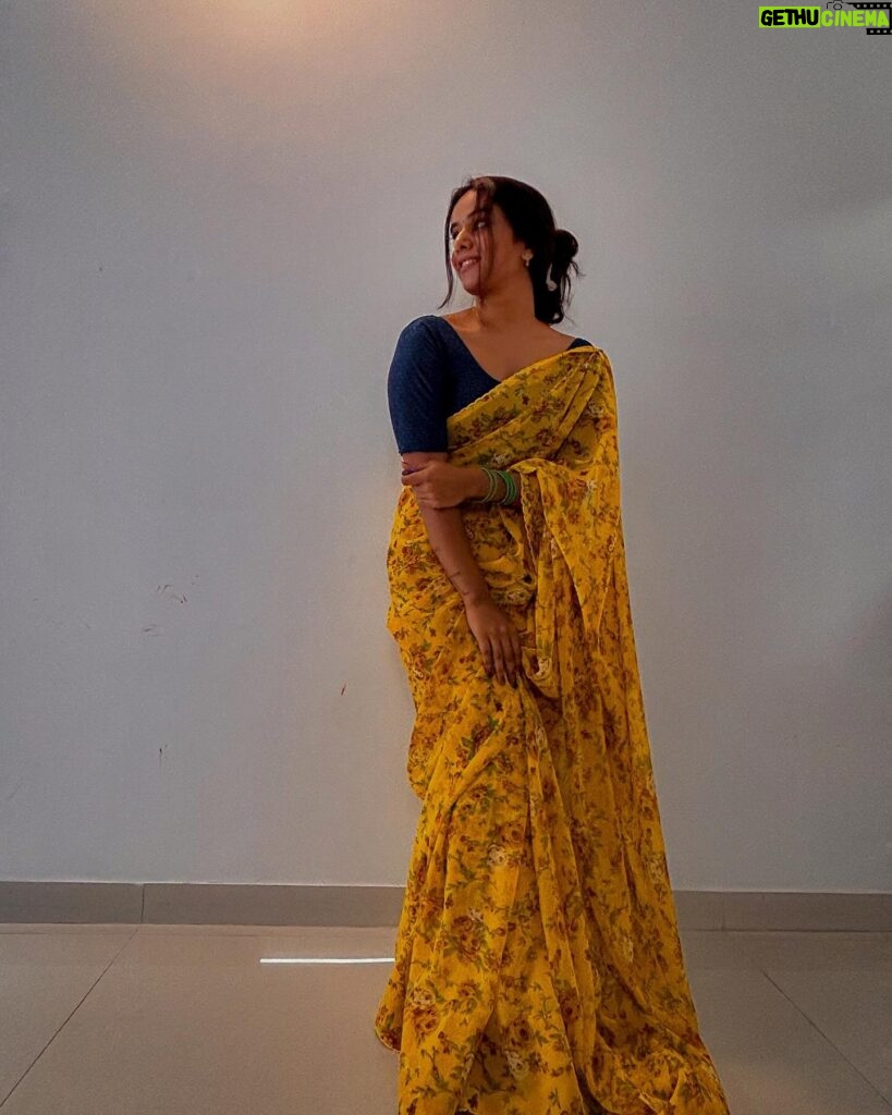 Rupali Wakode Instagram - Saree love❤️💛 #mobilephotography #sareelove #selfportrait #mobileclick #rupaliwakode #photoshoot #athome