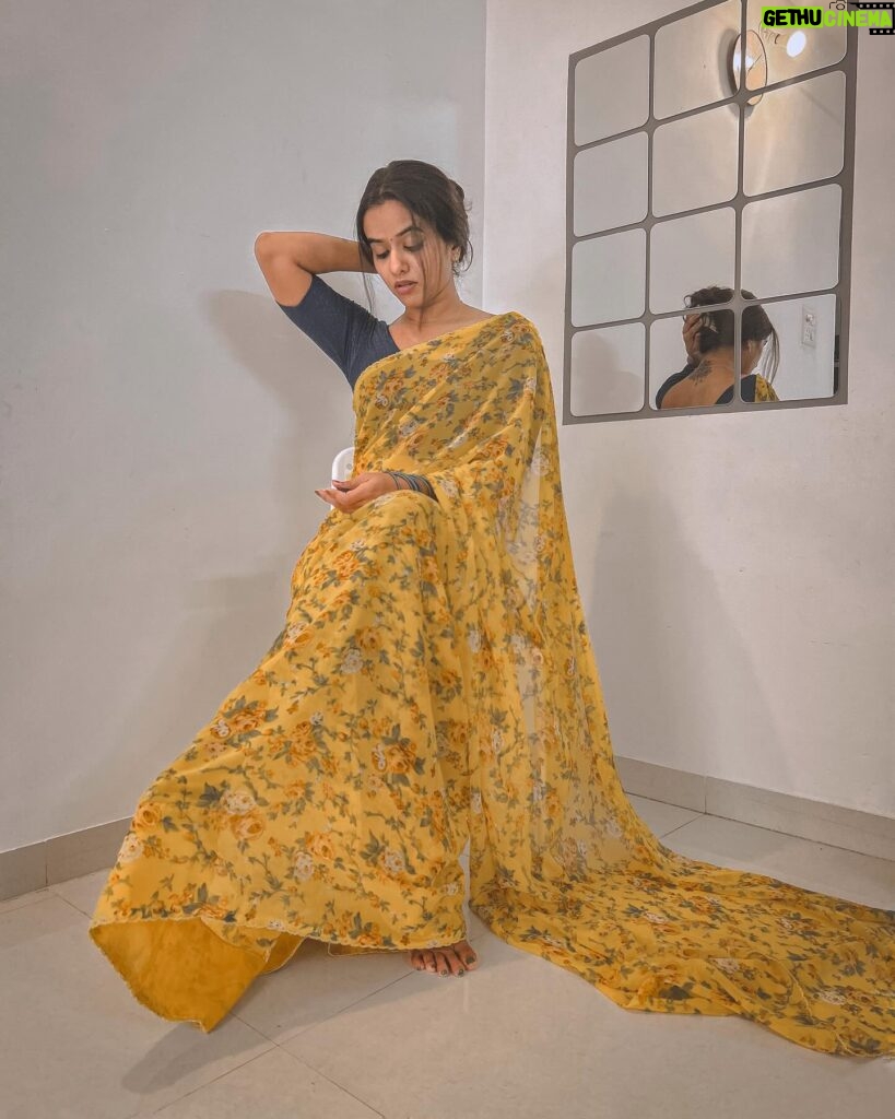 Rupali Wakode Instagram - Saree love❤️💛 #mobilephotography #sareelove #selfportrait #mobileclick #rupaliwakode #photoshoot #athome