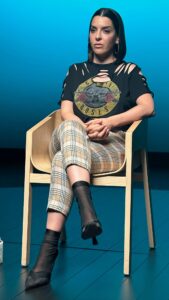 Ruth Lorenzo Instagram - Lo importante que es cómo nos hablamos, esa es la raiz de todos los problemas, tu conversación interna. “Desafíos” es un programa de @aprendemosjuntosbbva 2030 para conversar y pensar sobre los retos a los que se enfrentan los jóvenes en el presente. Me pasé por allí para plantear el debate vital sobre la importancia de nuestro diálogo interno. Hay que estar muy pendiente de cómo te hablas a ti y hablarte tú como le hablarías a la persona que más quieres en el mundo. 🩵 @croquetamente__ #saludmental #tca #tcarecovery #conversacioninterna #desafios