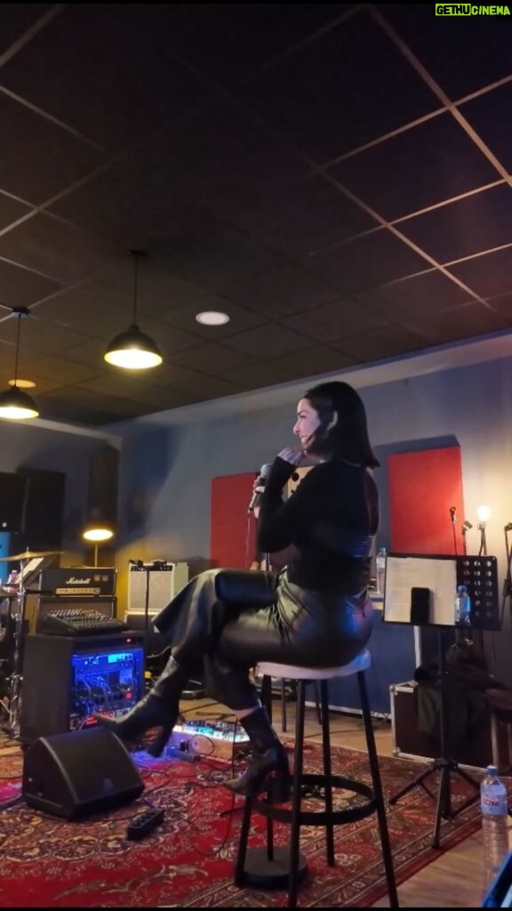 Ruth Lorenzo Instagram - Os dejo por aquí parte del proceso de trabajo de la nueva versión de “Dancing In The Rain”. Cómo fueron los días en el estudio grabando en directo con mis queridos músicos y dándole una nueva forma a la canción desde cero.✨ Gracias a @murcia_underground y a todo el equipo por hacerlo posible. @nando.w.w @sergydrums @rauldilara @ric_ruiz_ @david_lozano_artiste @manueltomasokell y gracias tambien a @grupocasatomas por cuidarnos tan bien. 🤍