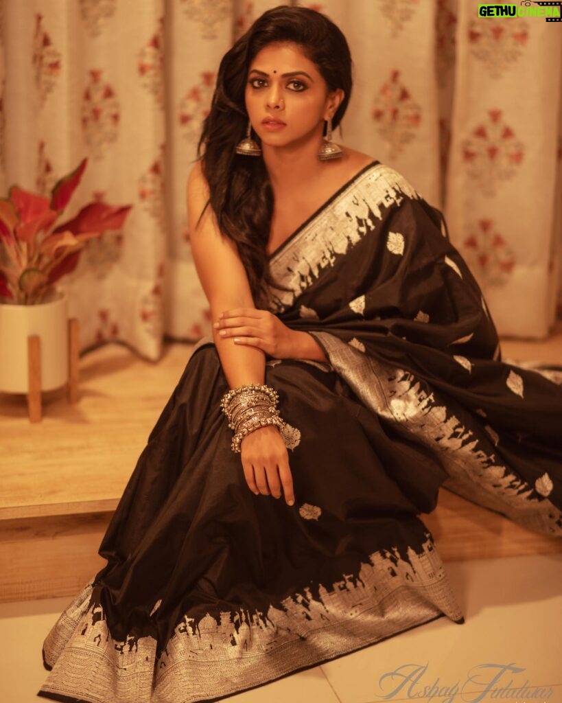 Rutuja Bagwe Instagram - 🖤 BLACK is my favourite colour🖤 saree @sootsparsh p.c @ashayrtulalwar MUA @riyapanchal.makeupartist jewellery @candies_collection Kudos to @sootsparsh for creating this stunning black saree! 🖤 It's not just incredibly comfortable, but versatile enough to grace any occasion. I love the fact that it supports weaving communities across India. Thank you for the elegance and social impact woven into this beautiful creation! [Mulberry Silk Saree, Katan Silk saree, sustainable fashion, handloom saree, handwoven saree, Varanasi saree, Varanasi] #MayaCollection #KatanSilkSaree #MulberrySilk #handloomsarees #handloomsilksarees #silksaree #saree #sareelove #sareeinspiration #SootSparsh #varanasi #varanasisaree #handmadejewellery #handmadefabricjewellery #handmadewithlove❤ #stylingsaree #stylingjewelry