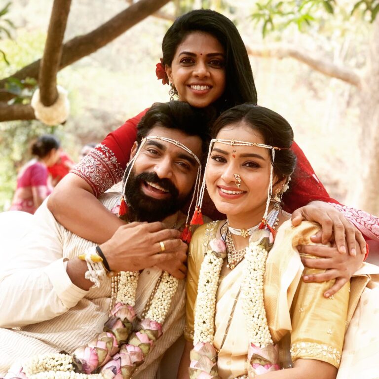 Rutuja Bagwe Instagram - Your wedding marks the union of two beautiful souls 🤍🤍 @siddharthbodkeofficial @titeekshaatawde love you both ❤️ खु…..प प्रेम #favouritecouple 🧿 #wedding #beautifulsoul #happy #love #friends