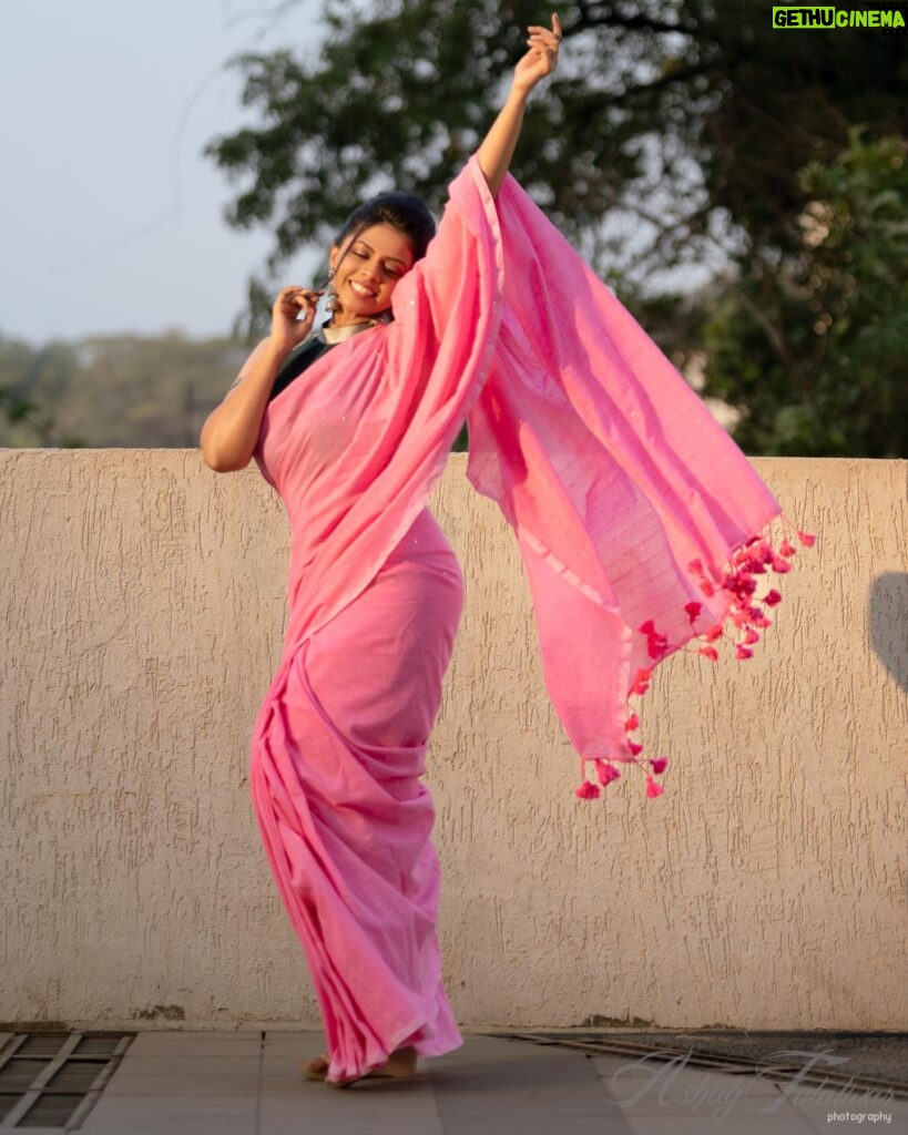 Rutuja Bagwe Instagram - pretty pink 💕 saree @bahurupa_ p.c @ashayrtulalwar MUA @riyapanchal.makeupartist #saree #sareelove #pink #pinksaree #fresh #sunset #goldenlight #rutujabagwe