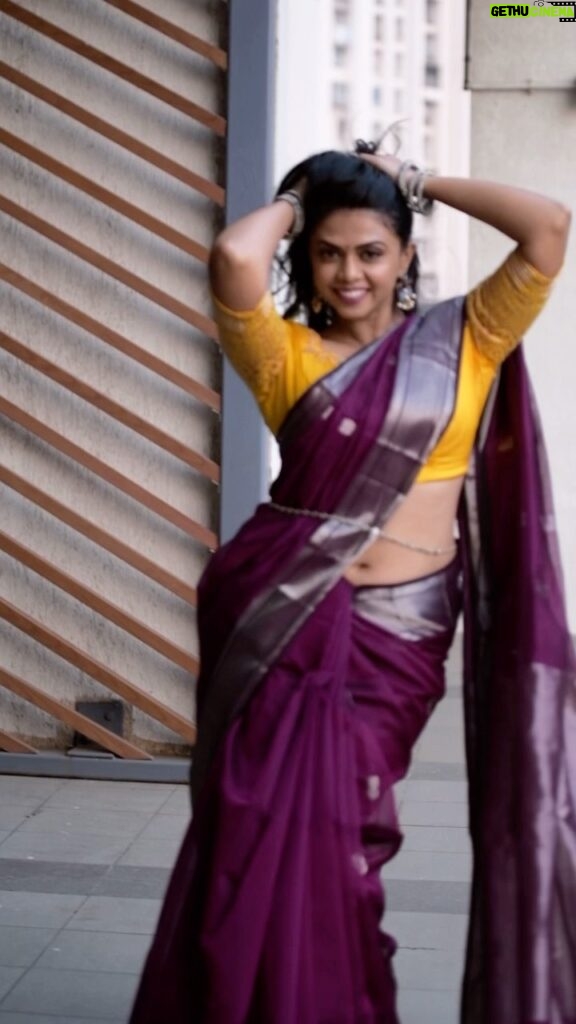 Rutuja Bagwe Instagram - #sareelover #forever ❤️ saree @bahurupa_ blouse @liiyanna_designs v.c @ashayrtulalwar MUA @riyapanchal.makeupartist #réel #reelitfeelit #saree #sareelove #sareelovers #sareeindia #sareecollection #sareestyle