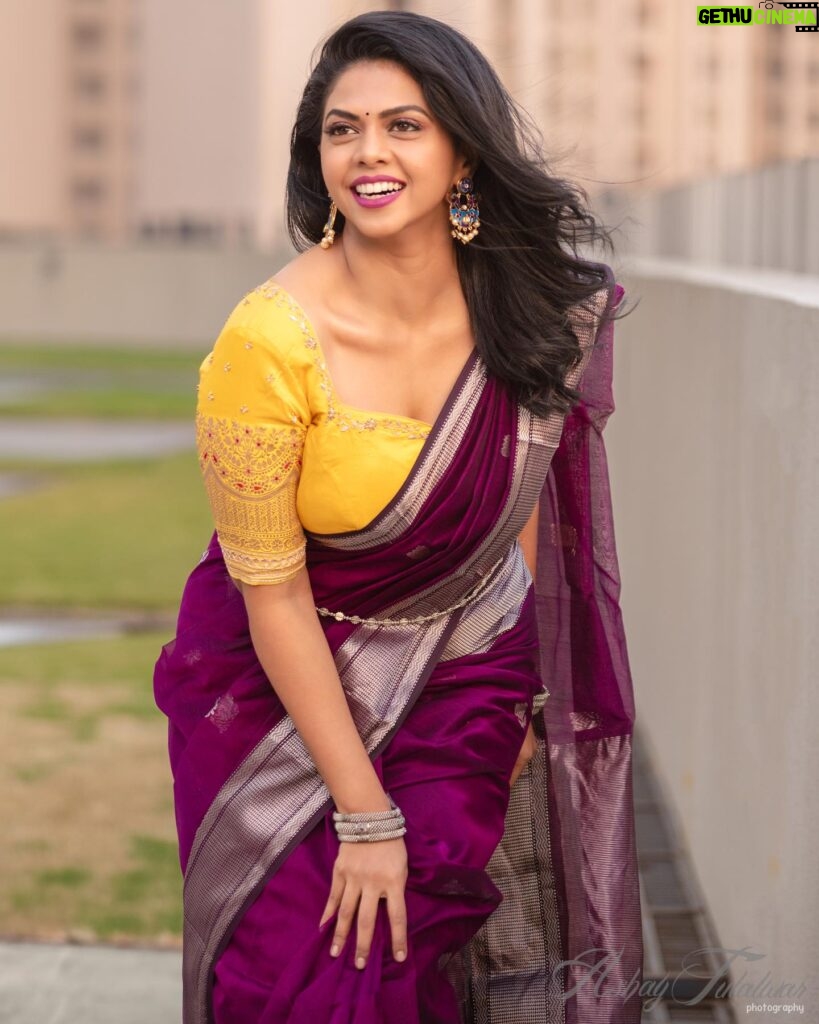 Rutuja Bagwe Instagram - 😃😃😃 saree @bahurupa_ p.c @ashayrtulalwar MUA @riyapanchal.makeupartist blouse @liiyanna_designs #saree #sareelove #rutujabagwe #smile #magiclight #behappy #bestrong