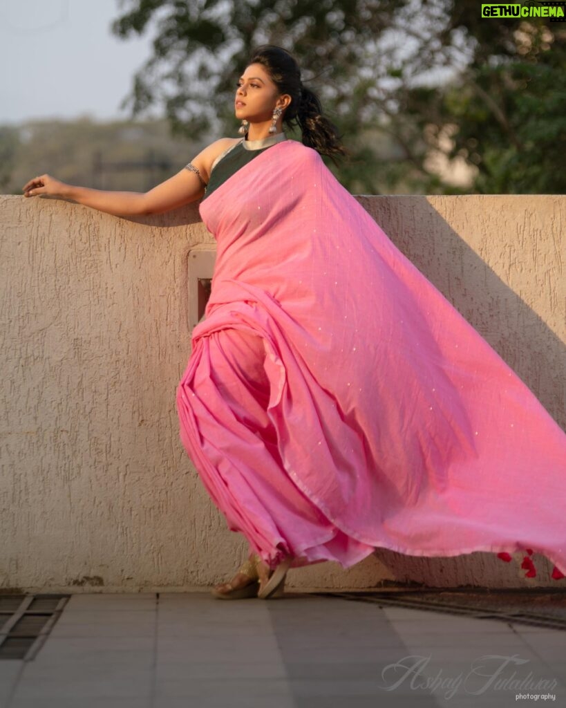 Rutuja Bagwe Instagram - 💕💕 saree @bahurupa_ blouse @liiyanna_designs p.c @ashayrtulalwar MUA @riyapanchal.makeupartist jewellery @candies_collection #saree #sareelove #pink #sunset #rutujabagwe