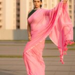 Rutuja Bagwe Instagram – 💕💕

saree @bahurupa_ 
blouse @liiyanna_designs 
p.c @ashayrtulalwar 
MUA @riyapanchal.makeupartist 
jewellery @candies_collection 

#saree #sareelove #pink #sunset #rutujabagwe