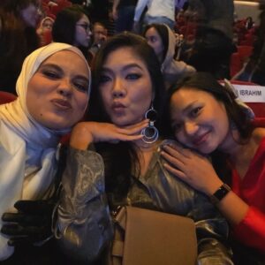 Ruzana Ibrahim Instagram - I've had the privilege of playing a shmolll yet significant role to this beautiful story n how it all started. Always wanted to work with @_nikamir for the longest time and be part of naskhah seindah ini. Attended the Gala Premier and watched it for the first time and boy oh boy, was it a feast for the heart and mind. Sudah terlalu lama tak rasa puas sebegini menonton filem tempatan. Bawled my eyes out in the end (yes bring your tissues), not just because I'm a new hormonal haywired mama and a typical sentimental empath who digs these sort of mysterious Sci Fi romance, BUT bcoz that's what this film does to you. With a touch of melancholy, You'll feel all them feels. Sejujurnya, memang sampai sbb ianya sangat relatable at some point of your life. It is a Sci Fi mystical story about love, life, loss, identity and memories. From the storyline, to its' beautiful cinematic visuals, to effortless individual performances, to the music OST that hits right on the spot in every scene added so so much value to my cinematic experience. No crazy CGI special effects, just a simple yet deeply impactful tad bit complexed story. Everything was put together so well. Thank you @_nikamir @redzaminhat @hafiz.chin @lumaticfilms What an honour it is to share the screen with all these amazing stellar casts and team involved behind screen. One thing though, hats off @beto_kusyairy @dianadanielleb korang mmg biadap main dgn perasaan kami ek..Such beautiful powerful chemistry ❤️ Congratulations to all involved. So so proud of this film. Bila naskhah seikhlas ini, digabungkan dengan pemain pemain yg ikhlas, lahirlah sebuah cerita yang sangat ikhlas dan sangat indah.

Lihat melalui mata, Rasa melalui hati 🤍

IMAGINUR out in cinemas today 23rd of February 2023. The crucial time is NOW to support our local films. Give it a go. Free your mind. Free your heart. Watch without any expectations. Book your tickets. Tolong lah pi tengok with your loved ones or have that me time movie time alone pon best gak. Imaginur is without a doubt a beautiful local film worth your time. If you wish, Let us know your review and take on this film once you've watched it 🤍

#imaginur #imaginurfilm #lumaticfilms