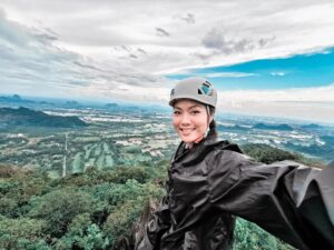 Ruzana Ibrahim Instagram - Hey Guys! A Hiking Travelogue I shot back in 2020 is finally coming out tonight! Pretty excited for this and quite curious to see the execution of this programme, coz my team and I sure had a heck of an ADVENTUROUS, UNFORGETTABLE, EXPERIENCE / JOURNEY ("partly documented") yang memang menguji daya mental, fizikal dan emosi (kadang2 😅) ! A pretty much special experience in my books alright. 

13 Gunung. 15 puncak diterokai, dalam masa SEBULAN 🤯🥴 Saksikan, KAKI GUNUNG, malam ni, 13 episod, Setiap Ahad 9.30pm di RTM, TV OKEY atau Online Stream di https://rtmklik.rtm.gov.my/

See ya! 🧗‍♀️

Terbitan : @rndstudio
Arahan & Idea Asal : @megat_sharizal
Skrip : Hazo Mahayuddin
DOP : @shaurinz
Asst DOP : @zikri.zainudin @akiefaiman
Juru Audio : @hifzhan.asmad
Prod Manager : @qalam.lab
Malim Gunung Produksi : @ee.bai