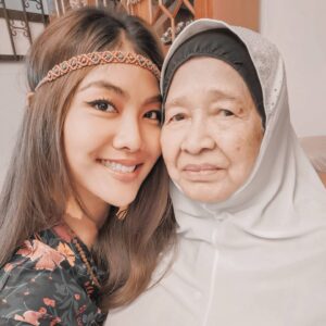 Ruzana Ibrahim Instagram - Yesterday, I lost my only surviving grandparent left. As I witnessed the last 10 minutes of your life, I held your hand tight but gentle enough until your last breath. Sebak dan sayu di dada hanya Allah yang tahu..My Dearest nenek, returned to Her maker peacefully on Thursday Midnight, at home, the same way my dearest datukiens passed on surrounded by his family and loved ones. After experiencing a few losses in ur life, you realize tht ur coping mechanism in accepting this temporarily life and accepting fate matures you. Dlm erti kata lain, belajar utk redha. You learn to be in keredhaan but you will still feel pain and emptiness bcoz ur still human. But yet again, my heart is broken all over again as both, the builders of our strong family legacy and keepers of our family traditions have finally left us from this life, this world, for good. Tho we selfishly wish to have you around a little longer, but ur time has come and you are in a far better place now. Alhamdulillah pemergian nenek sgt tenang n I thank Allah for being gentle with you. Nenek, being the root and core foundation on instilling religion and grounded family values, I am forever grateful for the wisdom and life lessons taught for we were blessed with the most supportive, protective and loving grandparents who have showered our lives with their infinite warmth and grace and painted too many memories in our lives. The amount of love, respect and adoration towards each other, is like no other which has always been and will always be something I look up to for the rest of my life. I pray tht Allah keeps you both safe with His Love & Mercy n that you get to finally be reunited in the eternal life in Jannahtul Firdaus. May we all get to be together once again one fine day, in the akhirah, in sya Allah.

I love you so much nenek. I love you both very much and I love my mama too, dunya akhirat. Nenek, datuk, mama akan sentiasa dlm ingatan dan doa Ruzana. Forever missed. Forever cherished. 

Innalillahiwainnailahiraji'un. Al Fatihah buat Hajjah Sharifah Annie Zam Binti Syed Ibrahim (my precious nenek), Haji Hood Bin Haji Ahmad (my beloved datuk), & Wan Juliah Binti Haji Hood (The Queen of my heart)🌹