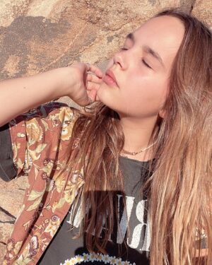 Ryan Kiera Armstrong Instagram - Cali fall 🧡#joshuatree