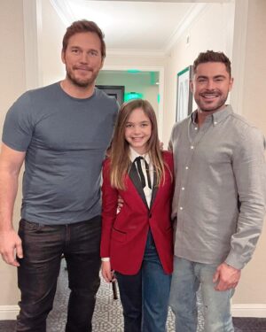 Ryan Kiera Armstrong Instagram - What are the chances? 🥰🥰🥰 #dads #firestarter #thetomorrowwar #universalstudios #amazonprime #zacefron #chrispratt 💛💛💛