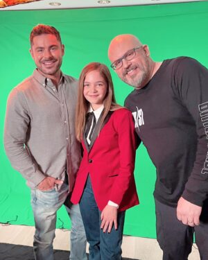 Ryan Kiera Armstrong Instagram - What are the chances? 🥰🥰🥰 #dads #firestarter #thetomorrowwar #universalstudios #amazonprime #zacefron #chrispratt 💛💛💛