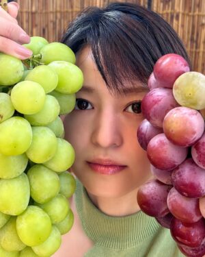 Ryoko Kobayashi Instagram - .
シャインなマスカットゥ〜🍇
嬉しすぎて真顔😂

昨年に引き続き、今年も父のお友達から
ブドウの差し入れをいただきました✨
1粒が目より大きい！👀
甘くて、おいしくて…また食べたくてたまらない…
恋焦がれておりました。

ここ数日はとんでもなくドタバタしていて
悔しかったり嬉しかったりヒイヒイしていたから
最高のご褒美でした〜♡

明日は大きなお知らせ📢
そして、今週はハヤブサ消防団も♡
モリモリ働いておりますので、
頑張ってチェックしてみてくださいませ！

#シャインマスカット #サイズ感 
#真顔 #ポーズのクセ　#クインニーナ #ゴルビー