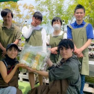 Ryoko Kobayashi Instagram - .
株式会社AGRIKO 
創業から3歳のお誕生日でした🎂

今日はNHK「虎に翼」の放送もあり、
俳優業との両立のなか3歳を迎えられたこと、
信じられない気持ちと感謝でいっぱいです。

起業当時より協力してくださる皆さま
頼りになるファームスタッフ
新潟のファミリー
そしてイベントの度に応援してくださる皆さま
沢山の方にご協力いただき、改めて感謝です。

実は、毎日に必死すぎてすっかり忘れていたので…
@terumitsu_bakery さんからのサプライズが届いて気づいた〜😂

俳優
代表取締役
農林水産省 食糧審 臨時委員
そして、J-WAVE ラジオナビゲーター
と4つのキャリア
どれも皆さんに恥ずかしくないようにと奮闘する中で、
時には、「満点なんて取れないのに…」と
悔しい日もあります。

それでも、私は挑み続けたい。

4歳も元気に迎えられるよう、
温かい目で見守っていただけたら嬉しいです。

ps.
お祝いパンは、農園チームで美味しく頂きました🥰
照光さん、いつもありがとうございます！

@agrikofarm