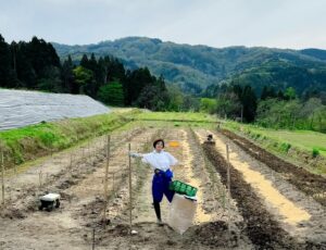 Ryoko Kobayashi Instagram - .
株式会社AGRIKO 
創業から3歳のお誕生日でした🎂

今日はNHK「虎に翼」の放送もあり、
俳優業との両立のなか3歳を迎えられたこと、
信じられない気持ちと感謝でいっぱいです。

起業当時より協力してくださる皆さま
頼りになるファームスタッフ
新潟のファミリー
そしてイベントの度に応援してくださる皆さま
沢山の方にご協力いただき、改めて感謝です。

実は、毎日に必死すぎてすっかり忘れていたので…
@terumitsu_bakery さんからのサプライズが届いて気づいた〜😂

俳優
代表取締役
農林水産省 食糧審 臨時委員
そして、J-WAVE ラジオナビゲーター
と4つのキャリア
どれも皆さんに恥ずかしくないようにと奮闘する中で、
時には、「満点なんて取れないのに…」と
悔しい日もあります。

それでも、私は挑み続けたい。

4歳も元気に迎えられるよう、
温かい目で見守っていただけたら嬉しいです。

ps.
お祝いパンは、農園チームで美味しく頂きました🥰
照光さん、いつもありがとうございます！

@agrikofarm