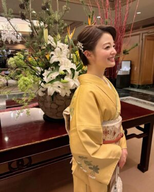 Ryoko Kobayashi Instagram - .
営業部長を務めている
ユーソナーさんの新年会へ。

社員の皆さんのダンス、ライブ、ピアノ演奏にサークル紹介！
本気でとっても楽しんでいる姿に
私もノリノリいぇいぇいと
一緒に楽しませていただきました！
お招き頂き、ありがとうございます🤗

祖母のいた頃
新年は着物を着ていたけれど
ここ数年は着られなかったので
久々にお着物を着て、華やかな気持ち♡

今年もがんばるぞー🕊️

@usonar_recruit