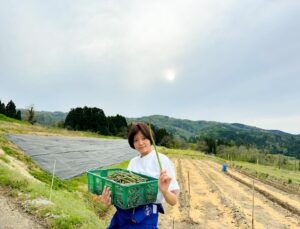 Ryoko Kobayashi Instagram - .
株式会社AGRIKO 
創業から3歳のお誕生日でした🎂

今日はNHK「虎に翼」の放送もあり、
俳優業との両立のなか3歳を迎えられたこと、
信じられない気持ちと感謝でいっぱいです。

起業当時より協力してくださる皆さま
頼りになるファームスタッフ
新潟のファミリー
そしてイベントの度に応援してくださる皆さま
沢山の方にご協力いただき、改めて感謝です。

実は、毎日に必死すぎてすっかり忘れていたので…
@terumitsu_bakery さんからのサプライズが届いて気づいた〜😂

俳優
代表取締役
農林水産省 食糧審 臨時委員
そして、J-WAVE ラジオナビゲーター
と4つのキャリア
どれも皆さんに恥ずかしくないようにと奮闘する中で、
時には、「満点なんて取れないのに…」と
悔しい日もあります。

それでも、私は挑み続けたい。

4歳も元気に迎えられるよう、
温かい目で見守っていただけたら嬉しいです。

ps.
お祝いパンは、農園チームで美味しく頂きました🥰
照光さん、いつもありがとうございます！

@agrikofarm