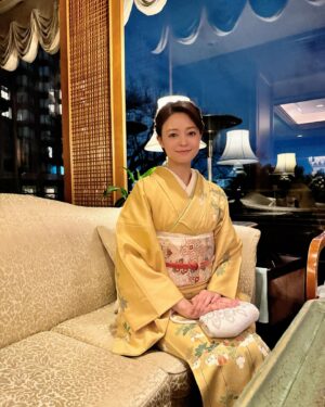 Ryoko Kobayashi Instagram - .
営業部長を務めている
ユーソナーさんの新年会へ。

社員の皆さんのダンス、ライブ、ピアノ演奏にサークル紹介！
本気でとっても楽しんでいる姿に
私もノリノリいぇいぇいと
一緒に楽しませていただきました！
お招き頂き、ありがとうございます🤗

祖母のいた頃
新年は着物を着ていたけれど
ここ数年は着られなかったので
久々にお着物を着て、華やかな気持ち♡

今年もがんばるぞー🕊️

@usonar_recruit