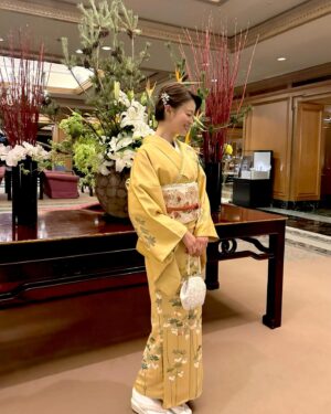 Ryoko Kobayashi Instagram - .
営業部長を務めている
ユーソナーさんの新年会へ。

社員の皆さんのダンス、ライブ、ピアノ演奏にサークル紹介！
本気でとっても楽しんでいる姿に
私もノリノリいぇいぇいと
一緒に楽しませていただきました！
お招き頂き、ありがとうございます🤗

祖母のいた頃
新年は着物を着ていたけれど
ここ数年は着られなかったので
久々にお着物を着て、華やかな気持ち♡

今年もがんばるぞー🕊️

@usonar_recruit