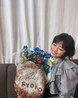 Ryoko Kobayashi Instagram - .
気づけば34歳！

皆さま沢山のお祝いのメッセージや
愛あるストーリーを送ってくださり、
ありがとうございました♡
最近SNSも中々投稿できてない事も多いのに
こんなにもシェアしてくださるなんて…
読みながらじぃん🥹

今年は前日から気合いたっぷりのお仕事でバタバタしてたら
朝ファームの皆からサプライズでお祝い動画が😳⚡️
大変な時も増えてうううぅーって時もあるけれど
頑張ってよかった、もっと頑張ろうって思えます。

そして、照光さんが送ってくださった
バースデーパンーーー🍞
素敵すぎる💓
写真撮る前に食べちゃったけど、
スイートポテトチョコレートパンもめちゃくちゃ美味しかった🍠
もはやケーキ😭

こんなに沢山の方にお祝していただけるなんて
本当にしあわせーーー😂❤️
感謝でいっぱいです。

取り組みが増え、仲間が増え、
34歳は皆さんのお力をお借りしながら
進んでいければと思います。
どうか暖かく見守ってください。

また、近々素敵なお知らせも沢山あるので、
楽しみにしていてね🥰

#誕生日 #happybirthday #생일