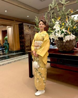 Ryoko Kobayashi Instagram - .
営業部長を務めている
ユーソナーさんの新年会へ。

社員の皆さんのダンス、ライブ、ピアノ演奏にサークル紹介！
本気でとっても楽しんでいる姿に
私もノリノリいぇいぇいと
一緒に楽しませていただきました！
お招き頂き、ありがとうございます🤗

祖母のいた頃
新年は着物を着ていたけれど
ここ数年は着られなかったので
久々にお着物を着て、華やかな気持ち♡

今年もがんばるぞー🕊️

@usonar_recruit