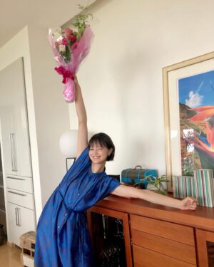 Ryoko Kobayashi Instagram - .
腕びょーん！
💐
ドラマ「王様に捧ぐ薬指」
最終回まで見守ってくださった皆様、
改めてご視聴ありがとうございました💐
東郷の結婚に心配し
恋を見守り
幸せになってくれと応援した小夜ちゃん。
いつもケタケタ笑い明るくて
演じていてもとても楽しい女の子でした。

最後になりましたが…
撮影を共にしたスタッフ、キャストの皆さま
本当にお疲れさまでした💐💓

#王様に捧ぐ薬指 #王ささ #胸きゅん #撮影終了