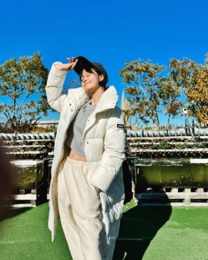 Ryoko Kobayashi Instagram - .
本年は新年早々、立て続けに悲しいニュースを受け驚き、
心を痛めてております。
皆さまのご家族、ご親戚、ご友人など大丈夫でしょうか。

令和6年能登半島地震により
お亡くなりになられた方にお悔やみを申し上げると共に
被害に遭われた方にお見舞い申し上げます。
まだまだ余震が続き、不安の続く日々ではありますが、
被災地の皆さまのご無事とどうか1日も早く救助が進み、
少しでも健やかにお過ごしになれますよう祈るばかりです。

こんな時、なんと言葉をかけたらよいのか
言葉が見つからず無力さを感じる中ではありますが、
こんな時だからこそ、私の出来ることを…。
少しでも社会にとってポジティブな事を
今年も続けていけるよう模索します。

本日よりAGRIKOも仕事始めとなります。
本年もどうぞよろしくお願い致します。