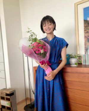Ryoko Kobayashi Instagram - .
腕びょーん！
💐
ドラマ「王様に捧ぐ薬指」
最終回まで見守ってくださった皆様、
改めてご視聴ありがとうございました💐
東郷の結婚に心配し
恋を見守り
幸せになってくれと応援した小夜ちゃん。
いつもケタケタ笑い明るくて
演じていてもとても楽しい女の子でした。

最後になりましたが…
撮影を共にしたスタッフ、キャストの皆さま
本当にお疲れさまでした💐💓

#王様に捧ぐ薬指 #王ささ #胸きゅん #撮影終了