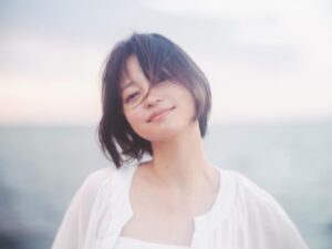 Ryoko Kobayashi Instagram - .
2023年お疲れぽんぽん😌
本当に頑張ったよーーー🙌

今年は
J-WAVE 「STEP ONE 」から始まって
沢山のドラマに携わり
阪急うめださんで催事をさせていただき
AIGLE さんと四季を通して
ディスプレイやお歳暮、イベントとご一緒させていただき
2つ目の農園も開園
サンマルクホールディングスさんとのコースターで
パラアートをリリースし！
さらに賞もいただいて…と

応援してくださる皆さま
沢山のスタッフさん
俳優も会社も全力応援してくれるマネージャーさん
そして、
AGRIKOの仲間に支えてもらったおかげで
想像以上に頑張る事ができ
信じられないほど、前に進めた1年でした。
とても幸せに思います。
改めて感謝です。

来年に持ち越しのお仕事を抱えての年越しは
嬉しいような！焦るような！気持ちもありますが…😂
もっともっと前進できるよう
楽しみながらもりもり進むので、
見守っていいただけたら嬉しいです
.
どうぞ皆さま、あたたかくして
良いお年をお迎えください😌

#2023 #年末 #お世話になりました