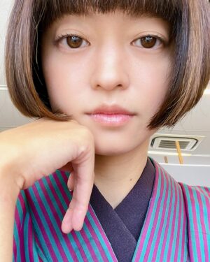 Ryoko Kobayashi Instagram - .
NHK連続テレビ小説「虎に翼」
久保田先輩、みてるよーって
沢山声をかけていただき嬉しい限り。
毎日に必死すぎて撮影オフショットが少ないのですが、
マネージャーさんが撮ってくれたものをぽちぽちと。
4枚目はご愛嬌🍜

まだまだ奮闘しますので、
暖かく見守って頂けたらと嬉しいです。

#虎に翼 #虎に翼🐯