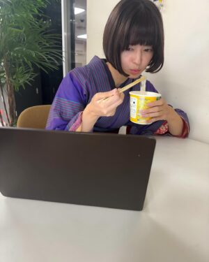 Ryoko Kobayashi Instagram - .
NHK連続テレビ小説「虎に翼」
久保田先輩、みてるよーって
沢山声をかけていただき嬉しい限り。
毎日に必死すぎて撮影オフショットが少ないのですが、
マネージャーさんが撮ってくれたものをぽちぽちと。
4枚目はご愛嬌🍜

まだまだ奮闘しますので、
暖かく見守って頂けたらと嬉しいです。

#虎に翼 #虎に翼🐯