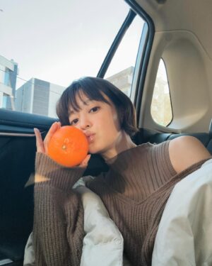 Ryoko Kobayashi Instagram - .
お友達から届いた、紅まどんな〜🍊
大きくて、おうまし〜🍊🍊🍊

クリスマスもドタバタ仕事に追われ、ようやく帰ったら…
父がフルーツタルトを作って待っててくれたので、
私が作ったみたいに載せておきます📸
女子力高い？🥺

みんなは、どんなクリスマスを過ごした？

#クリスマス #紅まどんな  #みかん