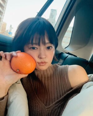 Ryoko Kobayashi Instagram - .
お友達から届いた、紅まどんな〜🍊
大きくて、おうまし〜🍊🍊🍊

クリスマスもドタバタ仕事に追われ、ようやく帰ったら…
父がフルーツタルトを作って待っててくれたので、
私が作ったみたいに載せておきます📸
女子力高い？🥺

みんなは、どんなクリスマスを過ごした？

#クリスマス #紅まどんな  #みかん