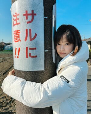 Ryoko Kobayashi Instagram - .
うきき🐒

12月1日(金)放送
フジテレビ　金9ドラマ
「うちの弁護士は手がかかる」第8話
お邪魔してます👀

ムロさんは20歳の頃以来、
久々にご一緒させていただき
他にも14歳の頃ご一緒させていただいたスタッフさんが
いらっしゃったり…と、とっても懐かしく
またお仕事ご一緒できたことが嬉しく
でも当時の自分を振り返ると恥ずかしく…
甘くて苦い気持ち。

うきき🐒

#うちの弁護士は手がかかる #さる 

@uchiben_kin9_cx