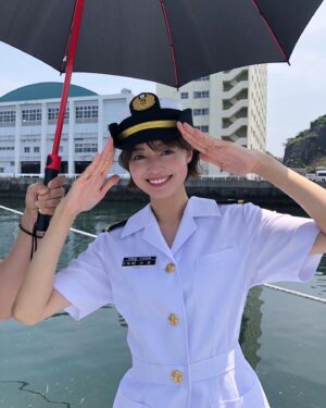 Ryoko Kobayashi Instagram - .
ダブル敬礼
🫡

特務艇『はしだて』という
普段、入れない場所で
なんとも贅沢な撮影📷

以前ご一緒した編集さんと再会でき
「小林」名札まで作っていただいて
ウキウキ〜🙌🏻

自衛隊の方にもシェフやスイーツ担当の方も
いらっしゃるなんて…びっくりでした🫢

MAMOR最新号（2023年9月号）
是非ご覧くださいませー♡

#防衛省 #mamor #特務艇はしだて #海上自衛隊
