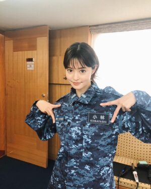 Ryoko Kobayashi Instagram - .
ダブル敬礼
🫡

特務艇『はしだて』という
普段、入れない場所で
なんとも贅沢な撮影📷

以前ご一緒した編集さんと再会でき
「小林」名札まで作っていただいて
ウキウキ〜🙌🏻

自衛隊の方にもシェフやスイーツ担当の方も
いらっしゃるなんて…びっくりでした🫢

MAMOR最新号（2023年9月号）
是非ご覧くださいませー♡

#防衛省 #mamor #特務艇はしだて #海上自衛隊