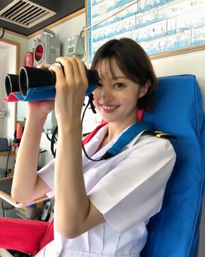 Ryoko Kobayashi Instagram - .
ダブル敬礼
🫡

特務艇『はしだて』という
普段、入れない場所で
なんとも贅沢な撮影📷

以前ご一緒した編集さんと再会でき
「小林」名札まで作っていただいて
ウキウキ〜🙌🏻

自衛隊の方にもシェフやスイーツ担当の方も
いらっしゃるなんて…びっくりでした🫢

MAMOR最新号（2023年9月号）
是非ご覧くださいませー♡

#防衛省 #mamor #特務艇はしだて #海上自衛隊