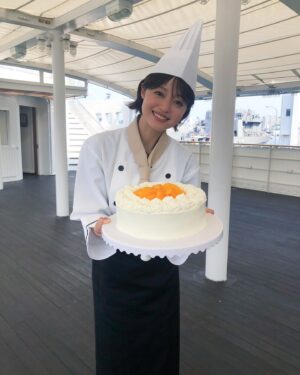 Ryoko Kobayashi Instagram - .
ダブル敬礼
🫡

特務艇『はしだて』という
普段、入れない場所で
なんとも贅沢な撮影📷

以前ご一緒した編集さんと再会でき
「小林」名札まで作っていただいて
ウキウキ〜🙌🏻

自衛隊の方にもシェフやスイーツ担当の方も
いらっしゃるなんて…びっくりでした🫢

MAMOR最新号（2023年9月号）
是非ご覧くださいませー♡

#防衛省 #mamor #特務艇はしだて #海上自衛隊